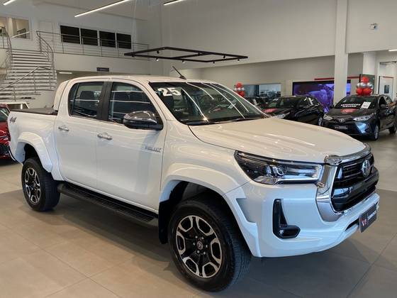 TOYOTA HILUX 2.8 D-4D TURBO DIESEL CD SRX PLUS 4X4 AUTOMÁTICO